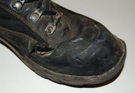 skinn sko som har sprukket